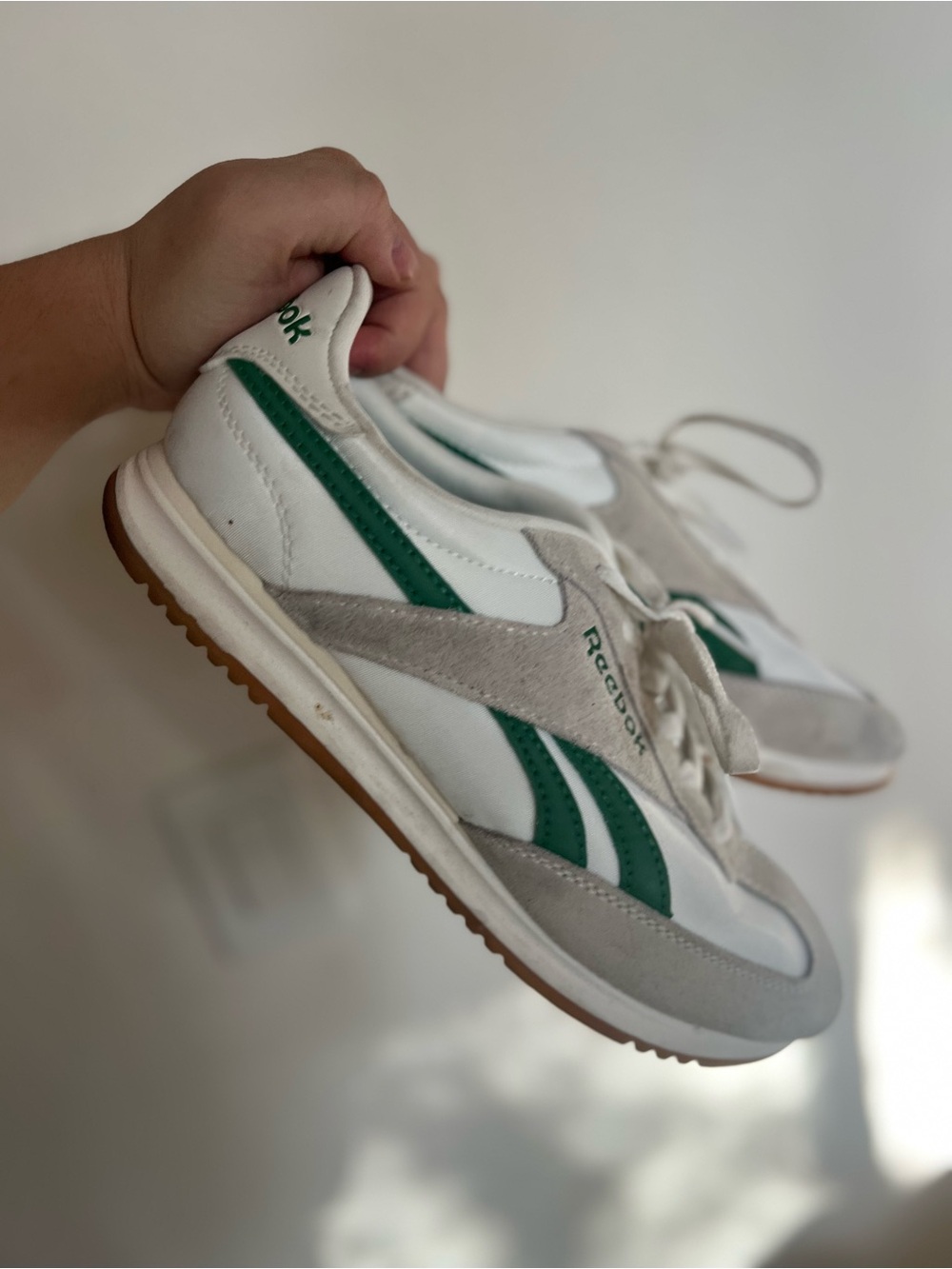 EUC Reebok Classic White & Green Retro Sneaker 9W
